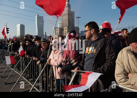 Varsavia, Varsavia, Polonia. 11 Nov 2021. La gente agita bandiere polacche durante la marcia della Giornata dell'Indipendenza della Polonia il 11 novembre 2021 a Varsavia, in Polonia. Diverse migliaia di persone hanno partecipato alla marcia annuale dell'indipendenza polacca organizzata dall'estrema destra sotto lo slogan ''Indipendenza non in vendita'' come evento statale sostenuto dal governo. In precedenza, le decisioni dei tribunali e delle autorità municipali avevano impedito che si svolgesse legalmente. (Credit Image: © Aleksander Kalka/ZUMA Press Wire) Foto Stock