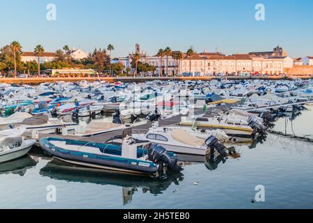 FARO, PORTOGALLO - 5 OTTOBRE 2017: Barche a Faro Marina, Portogallo. Foto Stock