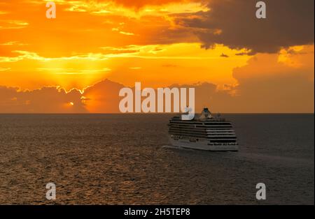 Nave da crociera Regent Seven Seas Explorer che parte da Marsiglia e naviga verso uno splendido tramonto fino alla destinazione successiva Foto Stock