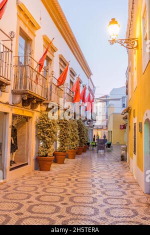 FARO, PORTOGALLO - 5 OTTOBRE 2017: Vista serale di una strada nel centro di Faro, Portogallo. Foto Stock