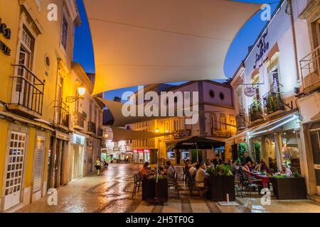 FARO, PORTOGALLO - 5 OTTOBRE 2017: Vista serale di una strada nel centro di Faro, Portogallo. Foto Stock