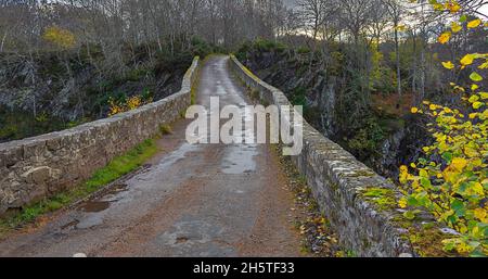 DULSIE BRIDGE NAIRN MORAY SCOZIA VISTA DELLA STRADA A FINE AUTUNNO Foto Stock