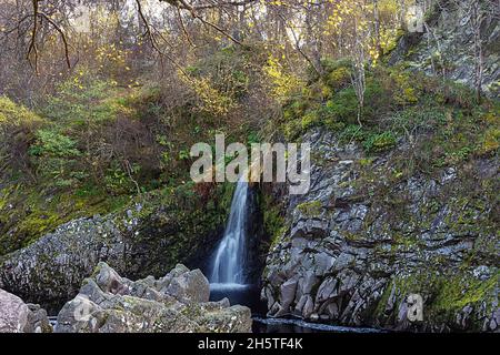 DULSIE BRIDGE NAIRN MORAY SCOTLAND CASCATA FELNS MOSSI E GORGE A FINE AUTUNNO Foto Stock