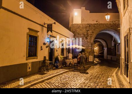 FARO, PORTOGALLO - 5 OTTOBRE 2017: Vista serale di una strada nel centro storico (Cidade Velha) di Faro, Portogallo. Foto Stock