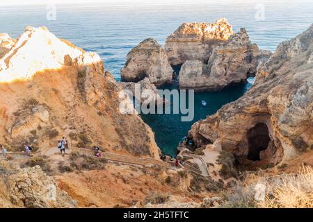 LAGOS, PORTOGALLO - 7 OTTOBRE 2017: Turisti a Ponta da Piedade vicino Lagos, Portogallo Foto Stock