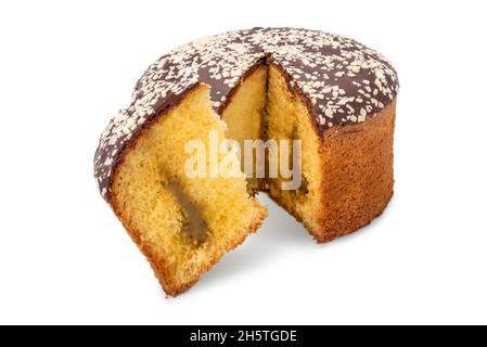 Panettone ricoperto di cioccolato e zucchero in grani ripieni di crema di pistacchio, torta tagliata con fetta isolata su bianco Foto Stock