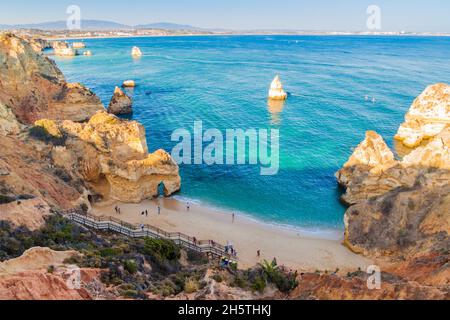 LAGOS, PORTOGALLO - 7 OTTOBRE 2017: Persone alla spiaggia di Praia do Camilo vicino a Lagos, Portogallo. Foto Stock