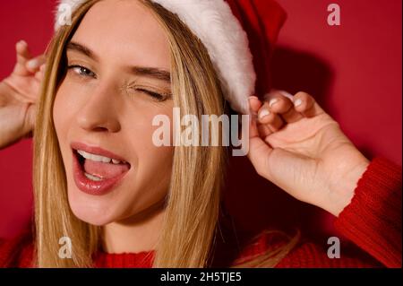 Una ragazza bionda in abiti rossi e bianchi Foto Stock