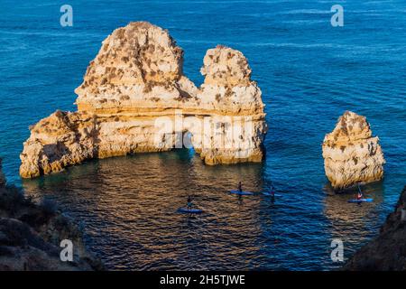 LAGOS, PORTOGALLO - 7 OTTOBRE 2017: Stand-up paddleboard presso le scogliere vicino Lagos, Portogallo. Foto Stock