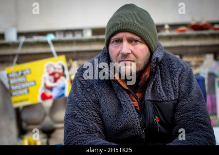 Londra, Regno Unito. 11 novembre 2021. Richard Ratcliffe al suo campo temporaneo il giorno 19 del suo sciopero della fame di fronte al Ministero degli Esteri del Regno Unito. Il marito di Nazanin Zaghari-Ratcliffe, un britannico-iraniano detenuto in Iran dal 2016, siede al di fuori dell'Ufficio per gli Esteri, il Commonwealth e lo sviluppo per denunciare il governo britannico che non riesce a garantire la sua liberazione. Credit: Sam Mellish / Alamy Live News Foto Stock