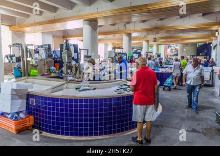 LAGOS, PORTOGALLO - 6 OTTOBRE 2017: Bancarelle di pesce nel mercato Municipale di Mercado a Lagos, Portogallo. Foto Stock