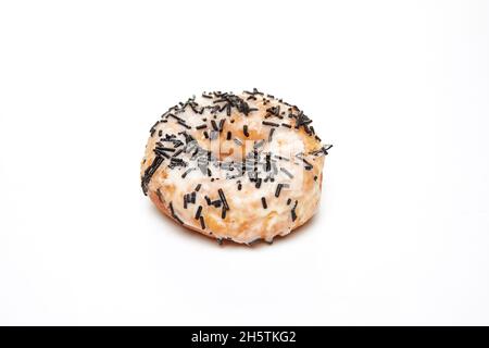 Happy Hanukkah e Hanukkah Sameach - tradizionale ciambella ebraica con cioccolato isolato su sfondo bianco. Foto Stock
