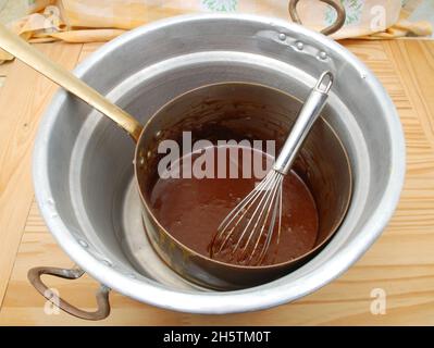 Cioccolato fuso in una doppia caldaia in una pentola di rame Foto Stock