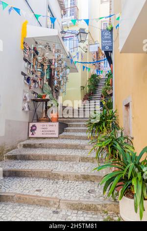 SINTRA, PORTOGALLO - 9 OTTOBRE 2017: Strada stretta a Sintra, Portogallo Foto Stock