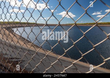 Warren, Pennsylvania - il serbatoio della stazione di generazione di stoccaggio pompato di Seneca. L'acqua viene pompata nel serbatoio in cima ad una montagna durante il periodo Foto Stock