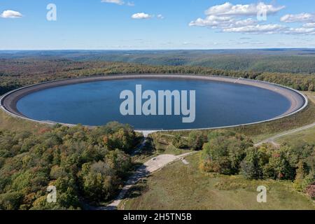 Warren, Pennsylvania - il serbatoio della stazione di generazione di stoccaggio pompato di Seneca. L'acqua viene pompata nel serbatoio in cima ad una montagna durante il periodo Foto Stock