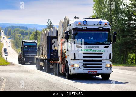 Scania R e Volvo FH autocarri di Trans-Product Oy trasporto REKA cavi elettrici tamburi, fissati con catene al rimorchio. Ikaalinen, Finlandia. Agosto 12, 2021 Foto Stock