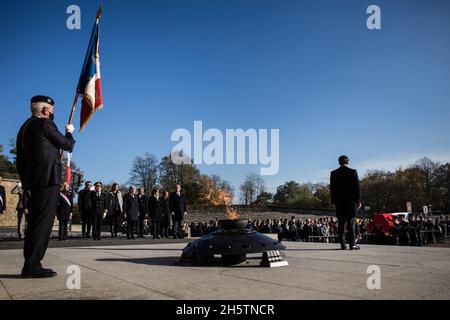 Suresnes, Francia. 11 Nov 2021. Suresnes, jeudi 11 novembre 2021, Ceremonie d'inhumation d'Hubert GERMAIN au Mont Valerien. Emmanuel MACRON, Presidente della Republique, cerimonie de l'inhumation de Hubert GERMAIN le dernier Compagnon de la Liberation.il Presidente francese partecipa alla cerimonia di sepoltura di Hubert Germain - l'ultimo compagno sopravvissuto della Liberazione - al memoriale francese della resistenza del Mont Valerien a Suresnes, vicino Parigi, il 11 novembre 2021. Photo by Tristan Reynaud/Pool/ABACAPRESS.COM Credit: Abaca Press/Alamy Live News Foto Stock