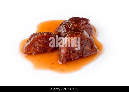 ambarella o marmellata di susina di giugno, cibo dolce fatto in casa closeup isolato su sfondo bianco Foto Stock