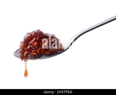 cucchiaio con ambarella o marmellata di susina di giugno e gocciolamento, ingredienti dolci fatti in casa closeup isolato su sfondo bianco Foto Stock