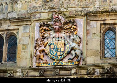 Dettaglio dal Royal Coat of Arms sulla porta di High Street che conduce alla Cattedrale. Salisbury, Wiltshire, Inghilterra Foto Stock