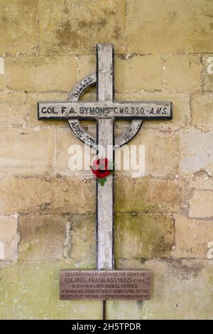 Il campo di battaglia della prima guerra mondiale attraversa il colonnello Frank A Symons, ucciso in azione, Athies. 30 aprile 1917. Sul muro del chiostro. Cattedrale di St Mary di Salisbury Foto Stock