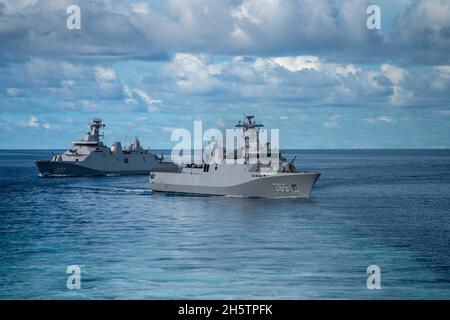 Java Mare, Indonesia. 09 novembre 2021. La Marina indonesiana di classe Diponegoro corvette KRI Diponegoro, centro, e la fregata di classe Martadinata KRI i Gusti Ngurah Rai navigano accanto alla nave da combattimento litoranea variante Indipendenza USS Jackson durante la cooperazione a galla e la preparazione e formazione il 9 novembre 2021 nel mare di Giava. Credit: MK3/MK3/MK3/MK3/MK3/MK3/MK3/MK3 Foto Stock