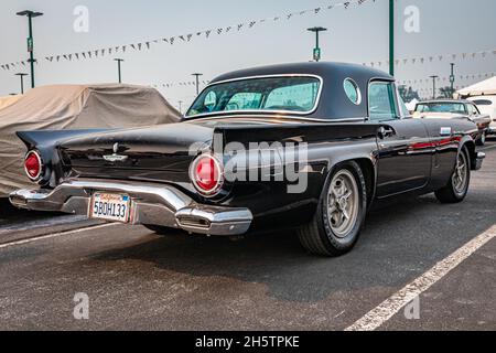 Reno, NV - 6 agosto 2021: 1957 Ford Thunderbird Convertible Roadster ad una fiera locale. Foto Stock