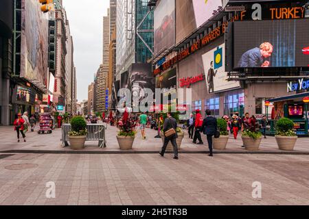 New York, NY, USA -- 8 giugno 2015. Pedoni , operai di uffici e turisti che camminano attraverso una piazza pedonale nel centro della città vicino a Times Square. Foto Stock