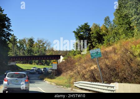 Battleboro, Vermont, Stati Uniti. Il traffico inizia a fare il backup alla linea di stato tra il New Hampshire e il Vermont. Foto Stock