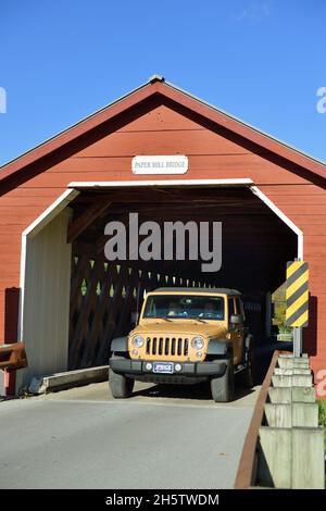 Bennington, Vermont, Stati Uniti. Il Paper Mill Covered Bridge (noto anche come Pulp Mill Bridge o Bennington Falls Bridge) sul fiume Walloomsac. Foto Stock