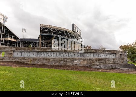 State College, Pennsylvania - 22 ottobre 2021: La Pennsylvania state University firma di fronte al Beaver Stadium Foto Stock