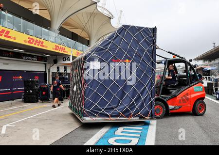 Trasporto Red Bull Racing che arriva ai box. 11.11.2021. Formula 1 World Championship, Rd 19, Gran Premio del Brasile, San Paolo, Brasile, Giorno di preparazione. Il credito fotografico dovrebbe essere: XPB/Press Association Images. Foto Stock