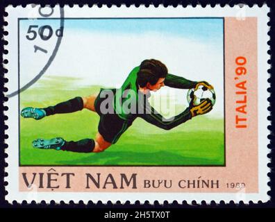 VIETNAM - CIRCA 1989: Un francobollo stampato in Vietnam mostra il giocatore di calcio in azione, 1990 Mondiali di Calcio, Italia, circa 1989 Foto Stock