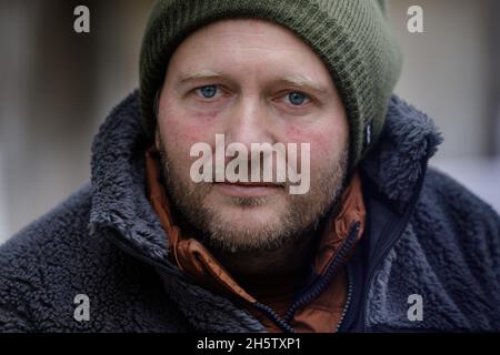 Ufficio estero, Westminster, Londra, Regno Unito. 11 novembre 2021. Richard Ratcliffe fotografò fuori dall'ufficio degli Esteri il giorno 19 del suo Sciopero della fame. Si accampano fuori dall'ufficio degli Esteri del Regno Unito per protestare contro la detenzione di sua moglie e della madre di suo figlio, Nazanin Zaghari-Ratcliffe, tenuta in ostaggio in Iran da cinque anni e mezzo. Amanda Rose/Alamy Live News Foto Stock