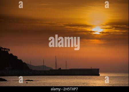 Dawn sul mare nella località turistica di Blanes. Foto Stock