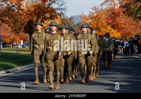 Arlington, Stati Uniti. 11 Nov 2021. Le truppe degli Stati Uniti marciano durante una processione congiunta per onorificenze che evoca l'originale processione funebre del 1921 di un soldato sconosciuto della prima Guerra Mondiale, in commemorazione del centesimo anniversario della Tomba del Milite Ignoto nella Giornata dei Veterani in Arlington National Cemetery ad Arlington, Virginia, Stati Uniti, 11 novembre 2021. Credit: Jonathan Ernst/Pool via CNP /MediaPunch Credit: MediaPunch Inc/Alamy Live News Foto Stock