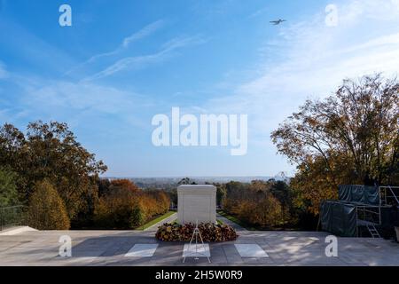 Arlington, Stati Uniti. 11 Nov 2021. Una Guardia Costiera degli Stati Uniti C-130 Hercules vola durante una cerimonia centenaria per la Tomba del Milite Ignoto, nel cimitero nazionale di Arlington, il giorno dei Veterani, Giovedi, 11 novembre 2021, Ad Arlington, VA, USA. Foto di Alex Brandon, Pool/ABACAPRESS.COM Credit: Abaca Press/Alamy Live News Foto Stock