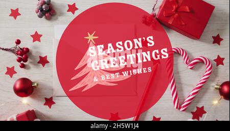 Immagine di stagioni saluti testo su decorazioni di natale Foto Stock