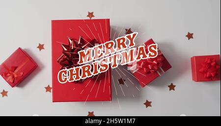 Immagine di buon testo di natale sopra i regali Foto Stock