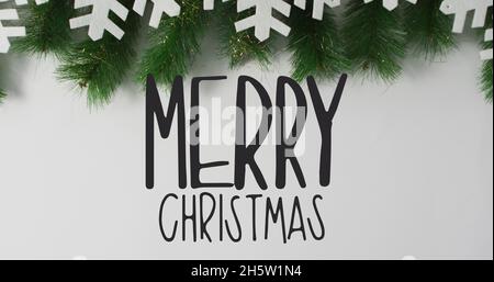 Immagine di buon testo di natale sui rami Foto Stock