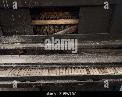 il vecchio pianoforte sporco rotto ha distrutto i dettagli fuori servizio Foto Stock