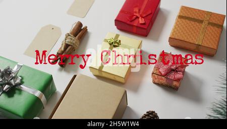 Immagine di buon testo di natale sopra i regali Foto Stock