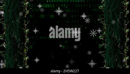 Immagine della neve che cade a natale sopra gli alberi Foto Stock