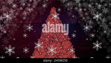 Immagine di albero di natale su neve caduta Foto Stock