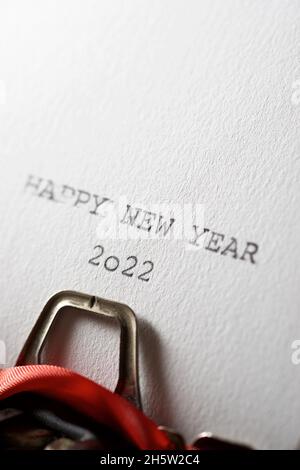 La frase, felice anno nuovo 2022, scritto con una macchina da scrivere. Foto Stock