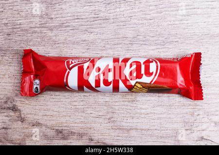 Bielorussia, Novopolotsk - 10 novembre 2021: Bar Kit Kat su sfondo di legno Foto Stock