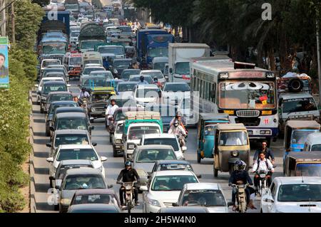 Hyderabad, Pakistan. 11 Nov 2021. Vista di ingorghi di traffico a causa di negligenza del personale di polizia di traffico e parcheggio illegale, bisogno di attenzione del reparto interessato, situato sulla strada Shahrah-e-Faisal a Karachi il giovedì 11 novembre 2021. Credit: Asianet-Pakistan/Alamy Live News Foto Stock