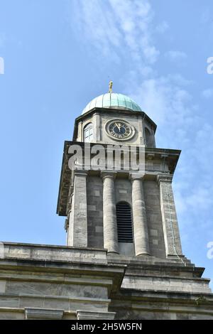 Primo piano immagine paesaggio della chiesa di Santa Maria Maddalena torre di orologio cupola a Bridgnorth, Shropshire, un luminoso giorno di sole estati con uno sfondo cielo blu Foto Stock