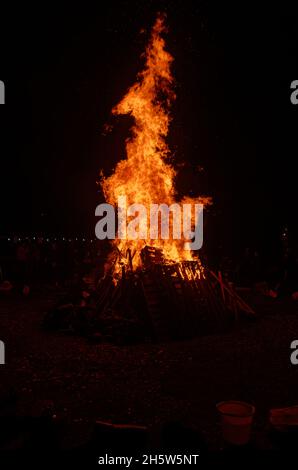 Un falò che brucia il giorno di Guy Fawkes, il 5 novembre, ogni anno in Inghilterra. Foto Stock